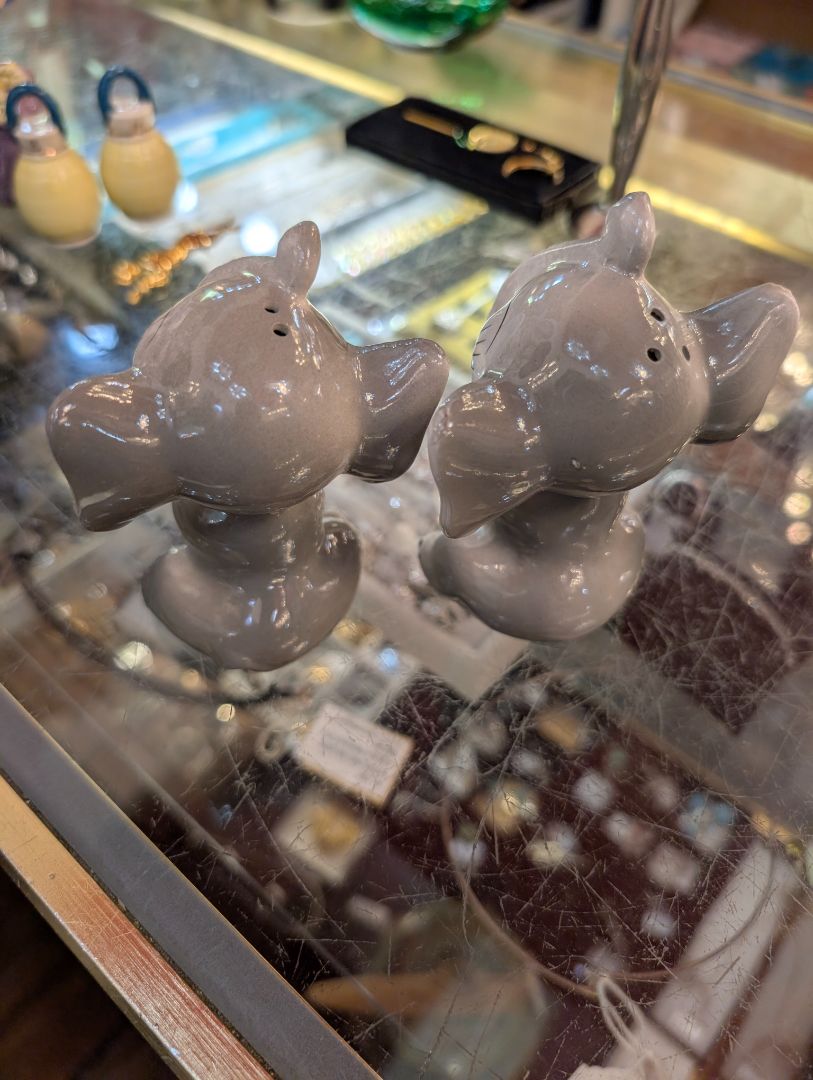 Elephant salt and pepper shaker