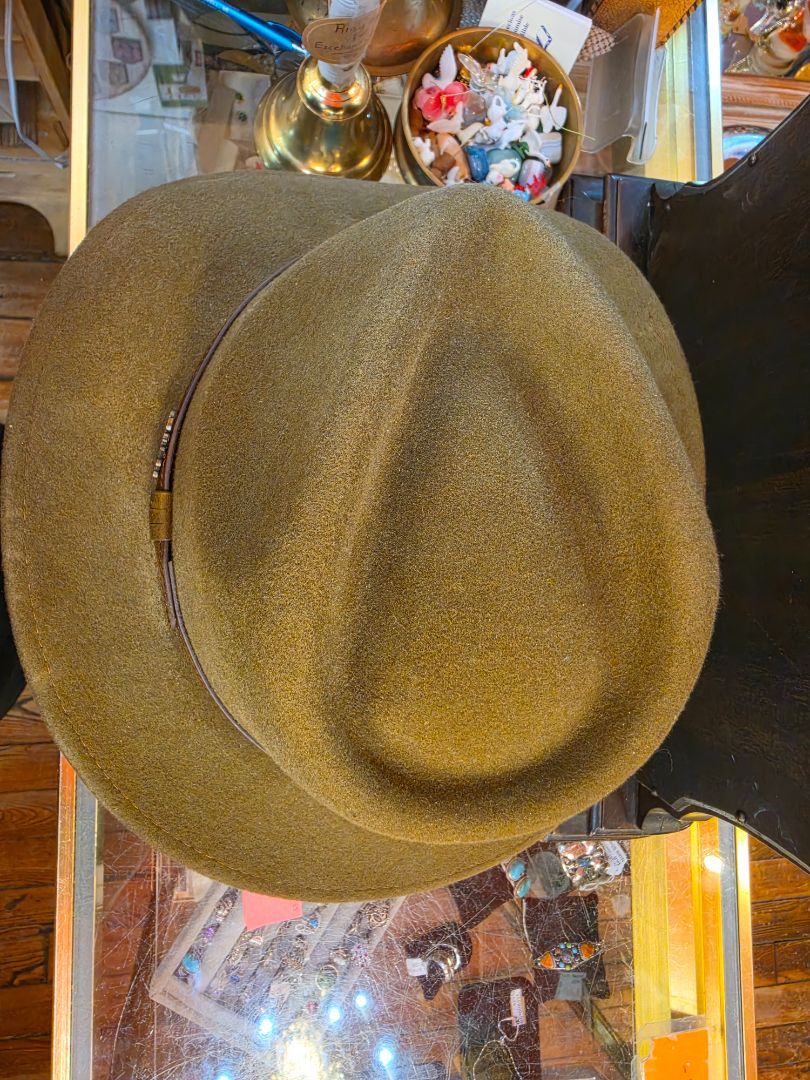 oZtrALa hat with leather band