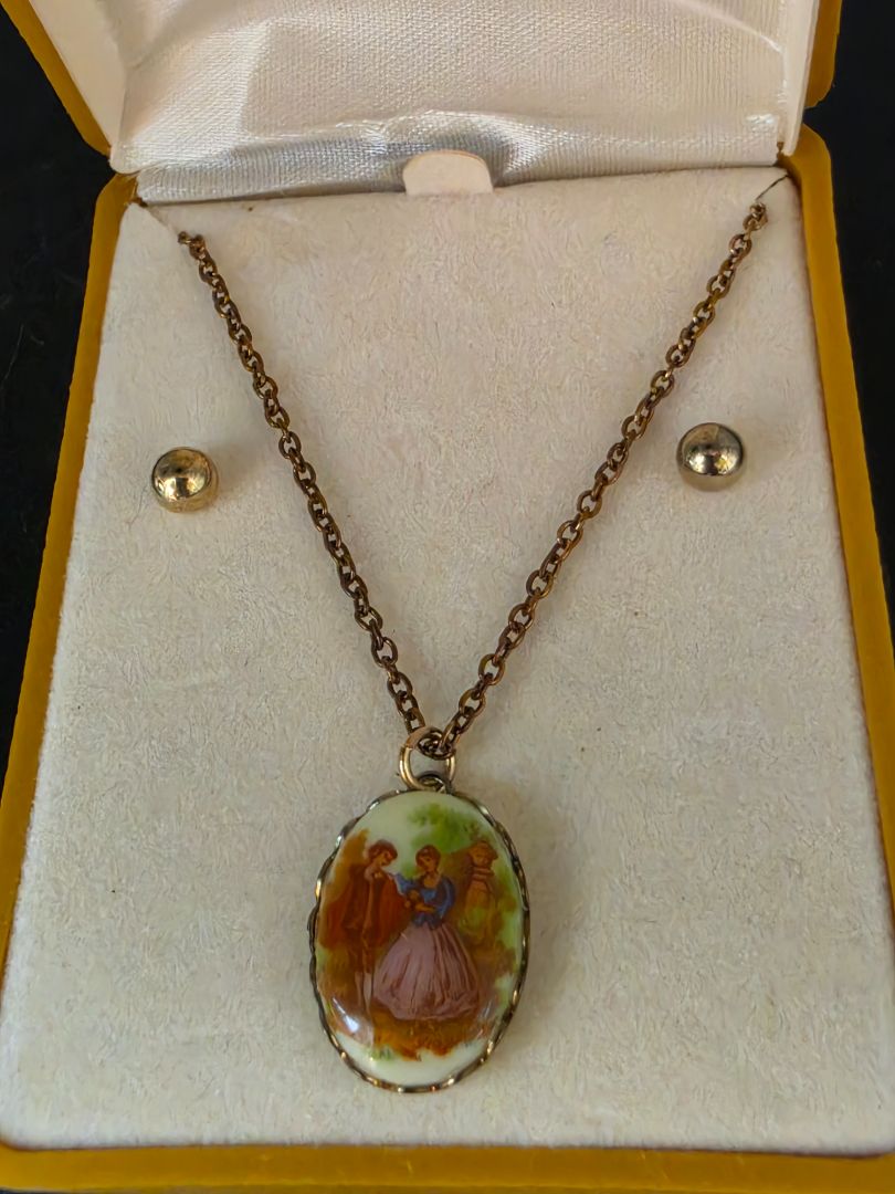 Vintage Courting Scene Oval Pendant Necklace & Earrings