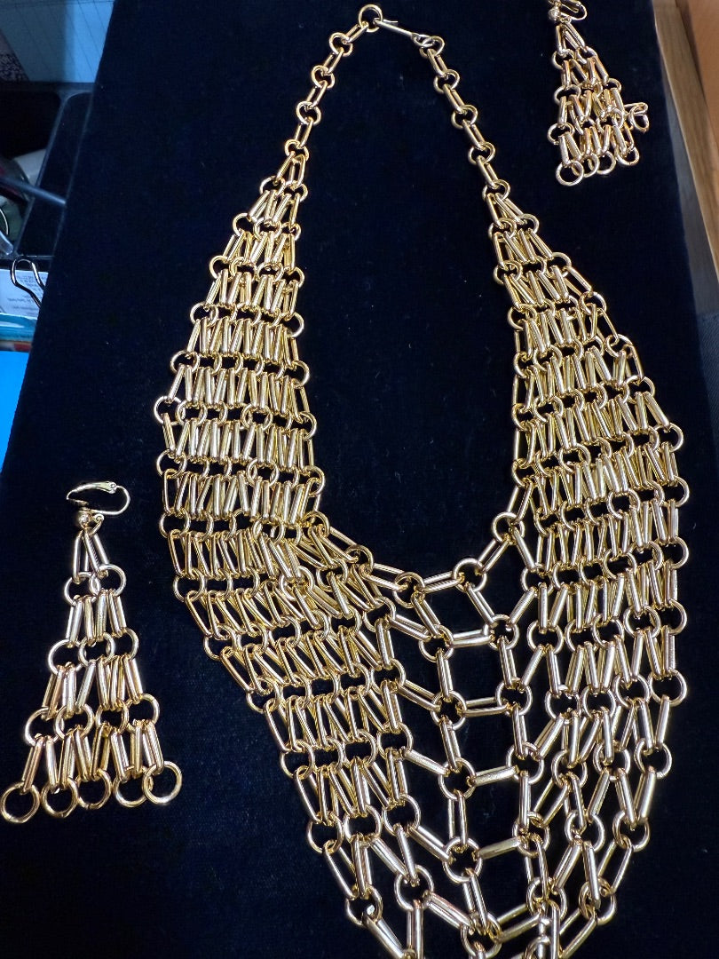 Vintage Avon 60's Gold Tone Chain Necklace Clip earrings Set