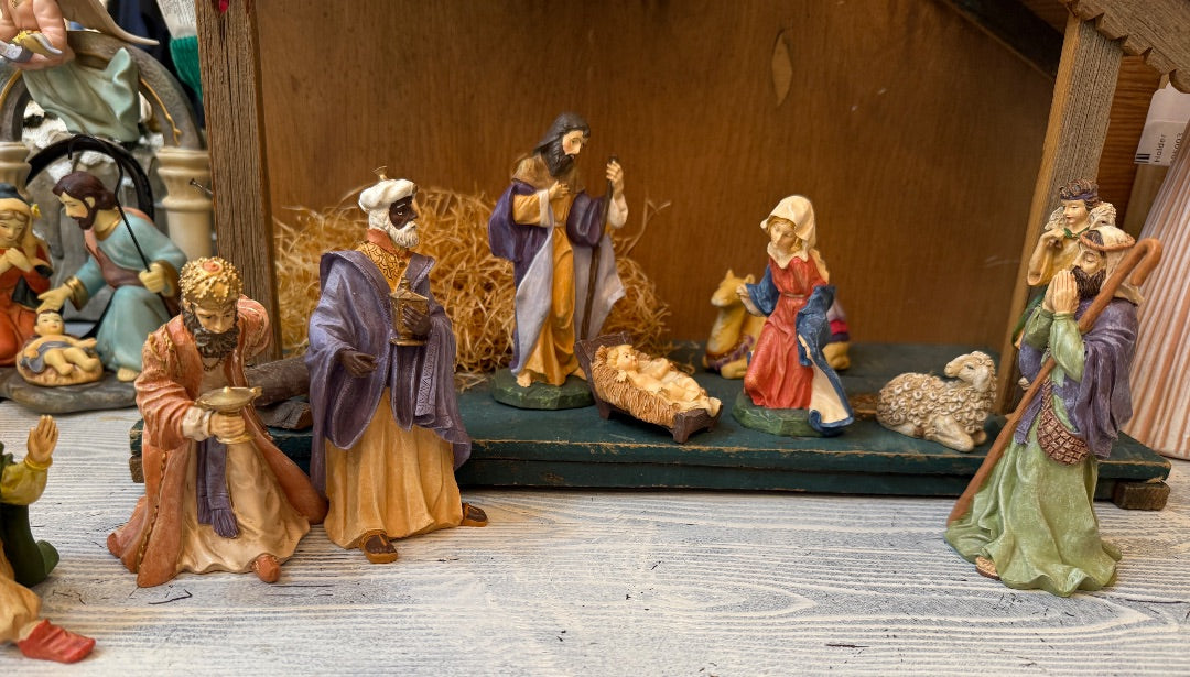 10 PC 1996 Vtg Avon Nativity Set