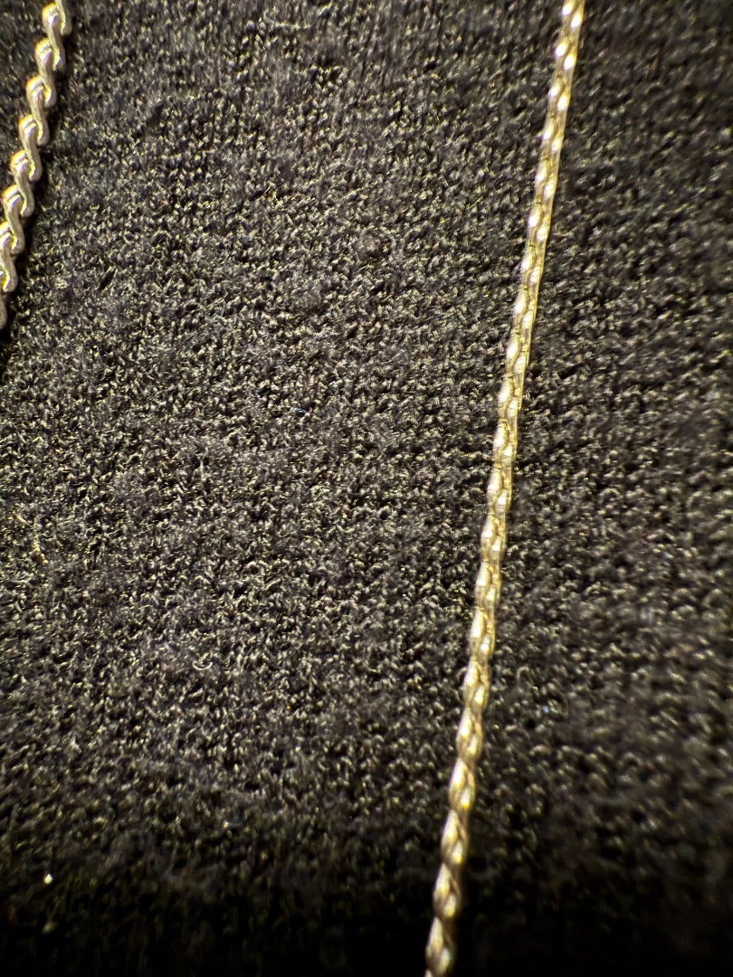 VYG Avon single strand silver toned necklace