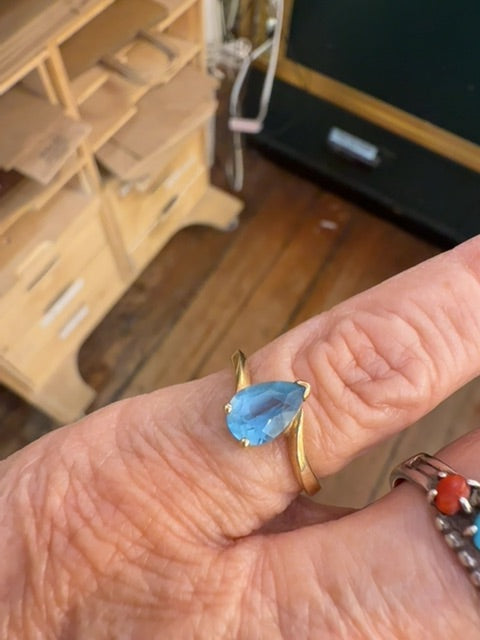 Topez & gold ring