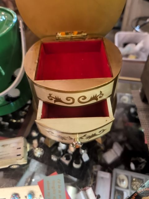 Jewelry box