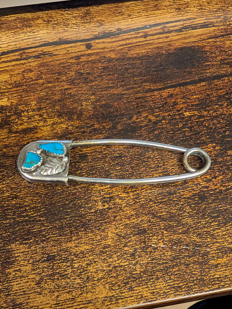 Laundry clothes pin with blue leaves