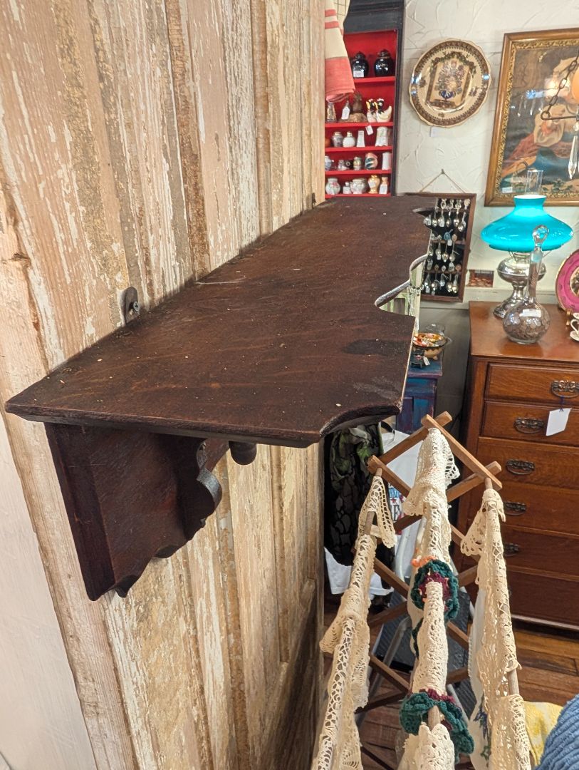 Early arts and crafts quarter sawn oak shelf