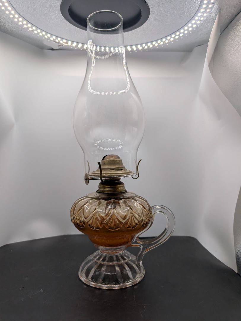 Kerosene lamp with handle