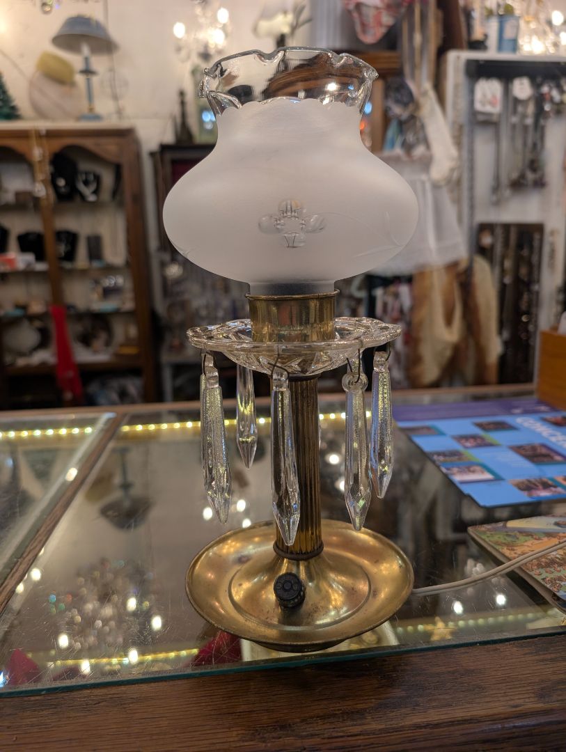 Small table lamp with prisms