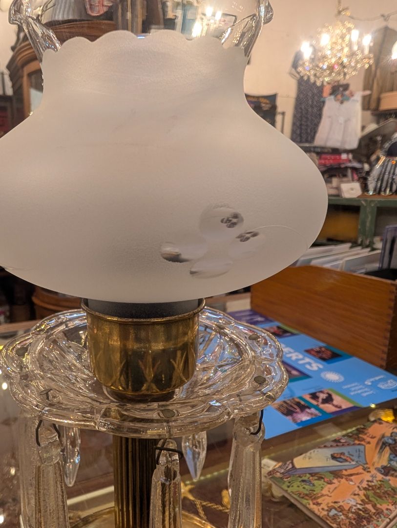 Small table lamp with prisms