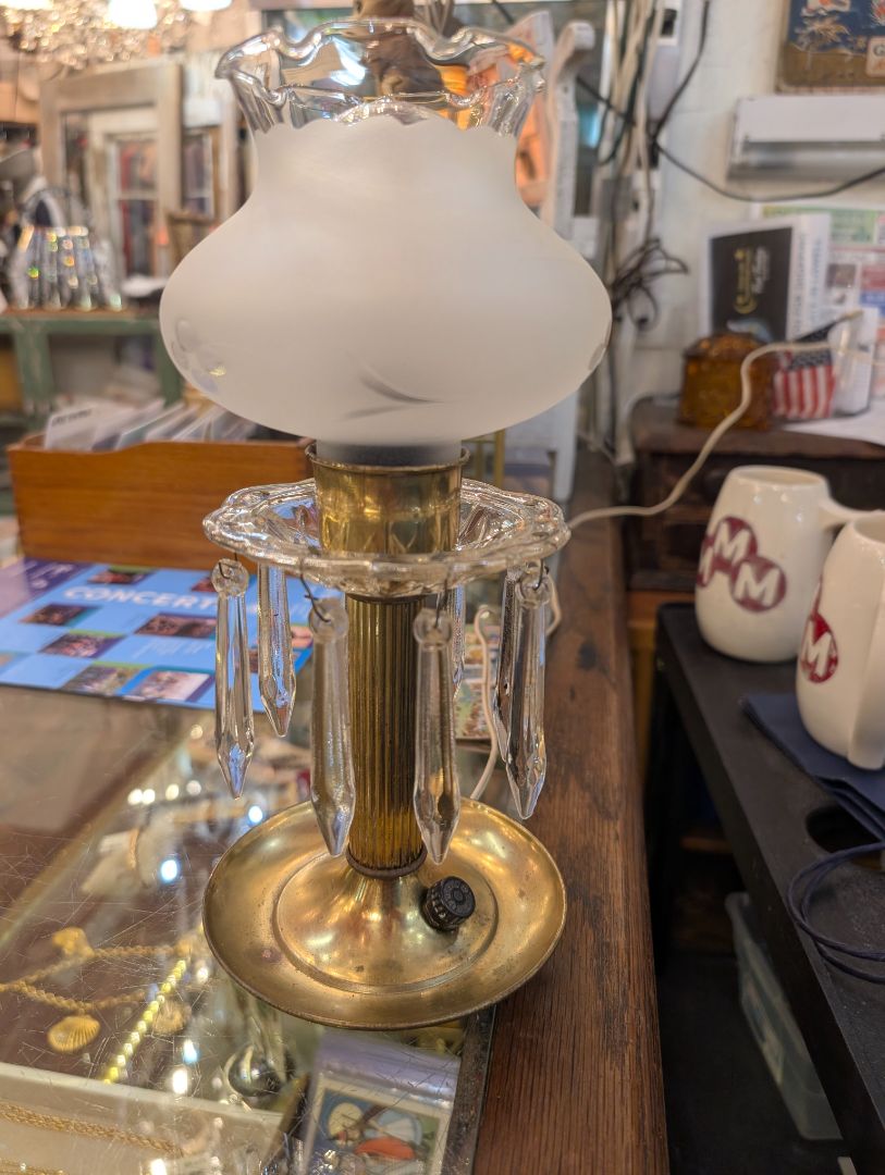 Small table lamp with prisms