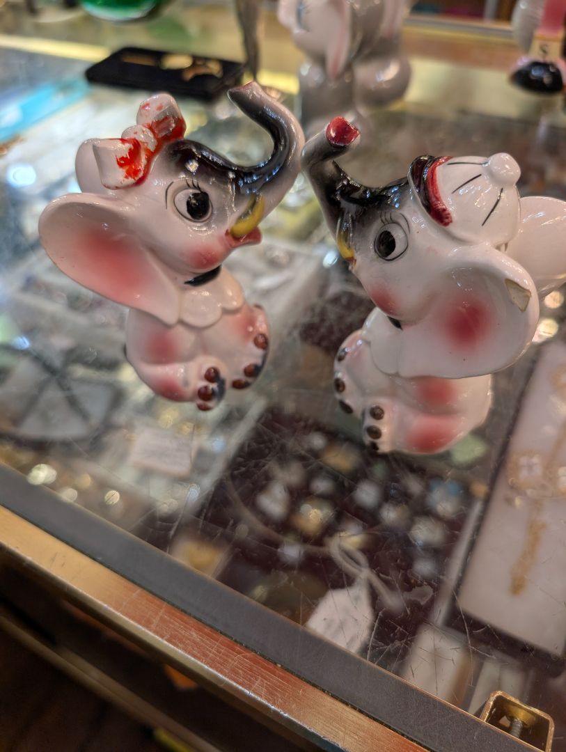Elephant salt and pepper shaker