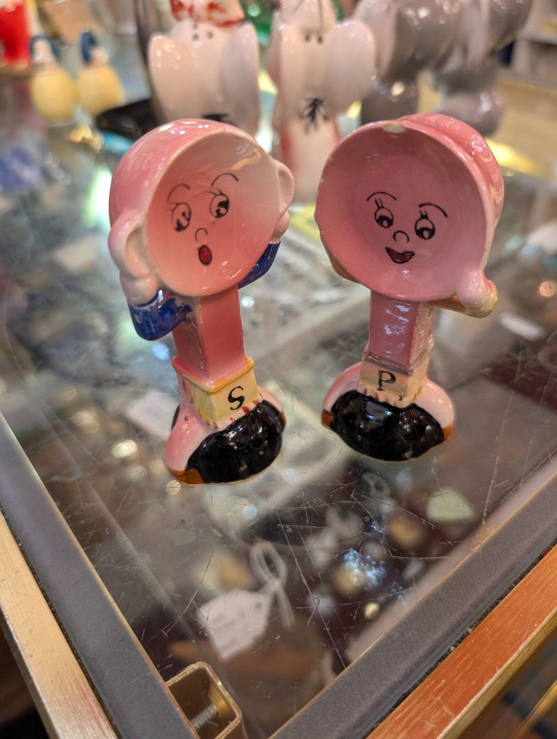 Decorative porcelain salt and pepper shaker