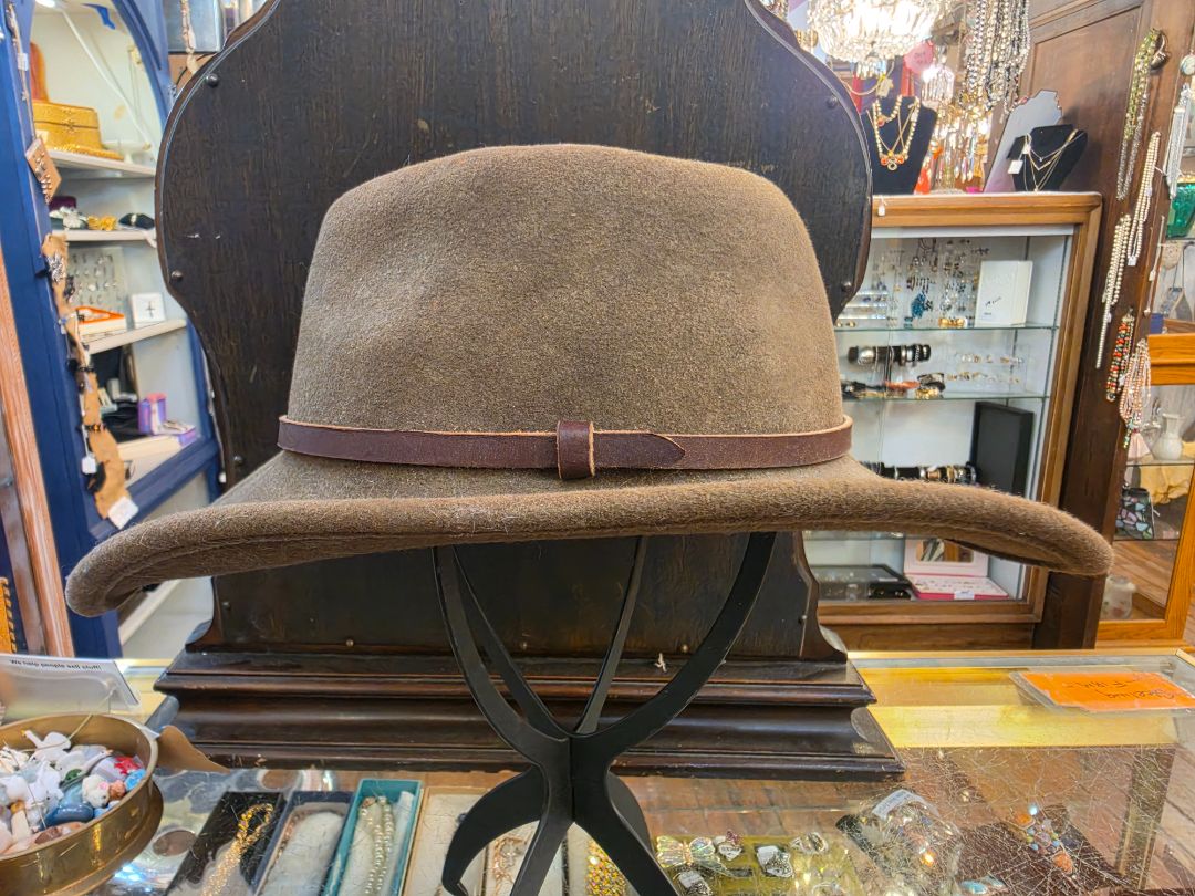 Lite Felt hat with leather band