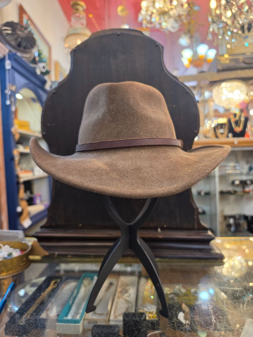 Lite Felt hat with leather band