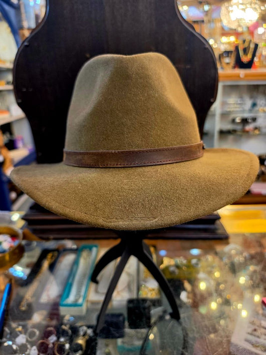 oZtrALa hat with leather band
