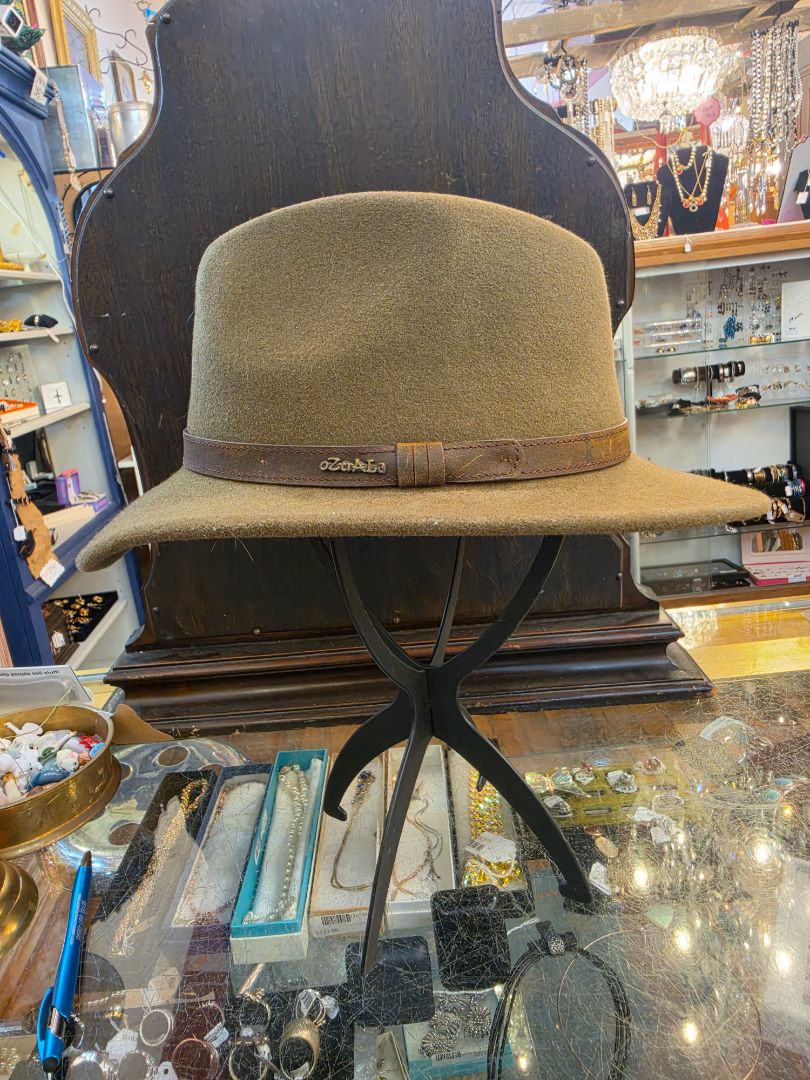 oZtrALa hat with leather band