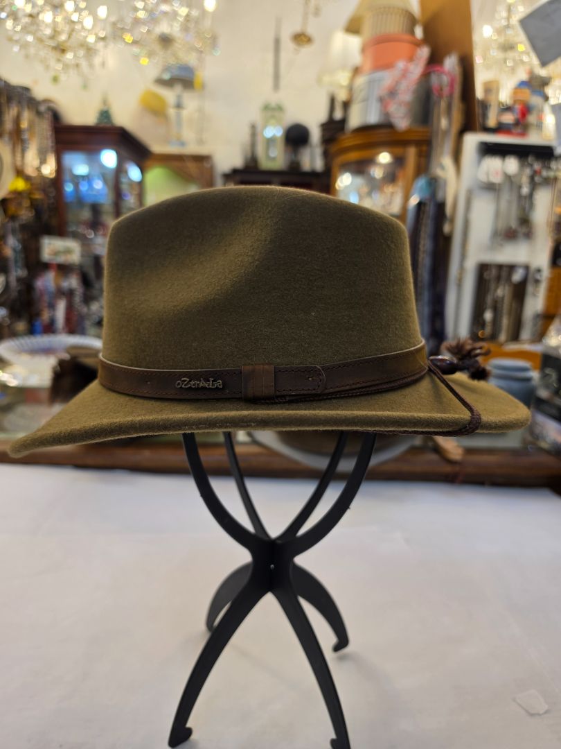 oZtrALa hat with leather band and chin strap