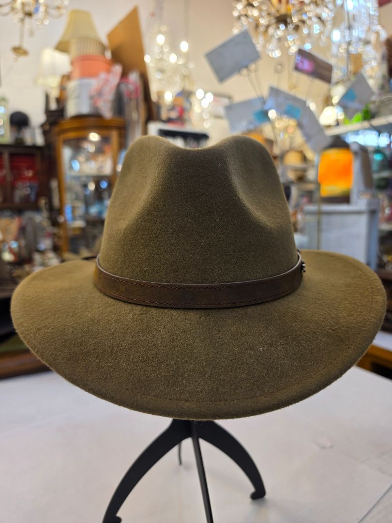 oZtrALa hat with leather band and chin strap