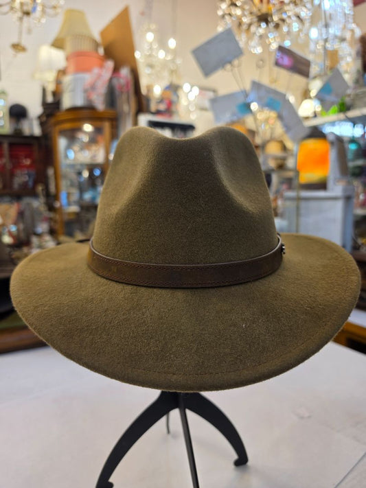 oZtrALa hat with leather band and chin strap