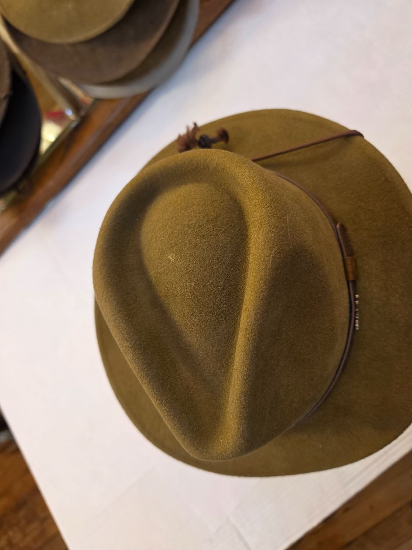 oZtrALa hat with leather band and chin strap