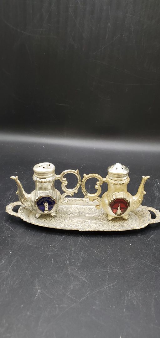 Souvenir Kettles Salt and Pepper Shakers with Tray