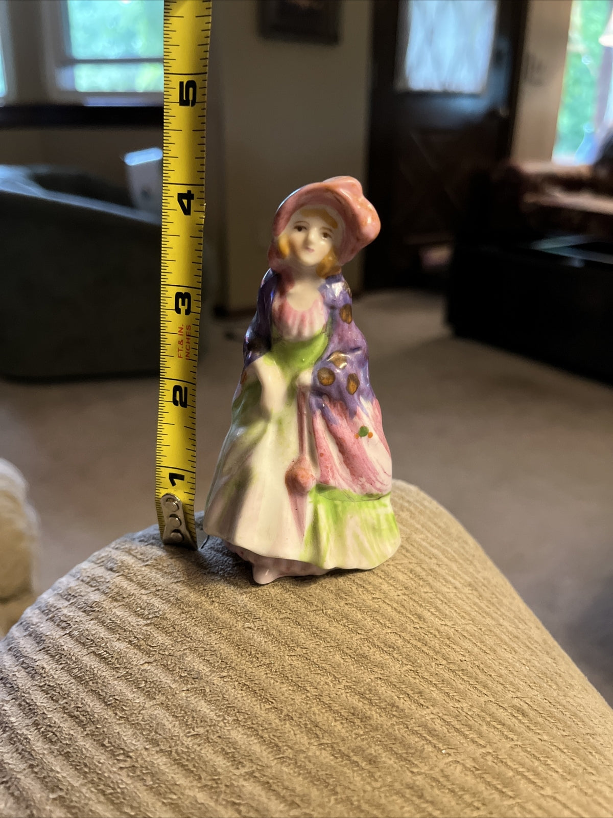 Vintage Occupied Japan Lady With A Purple Shaw  Figurine - Japan
