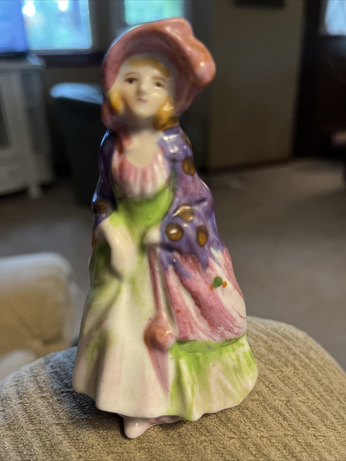 Vintage Occupied Japan Lady With A Purple Shaw  Figurine - Japan