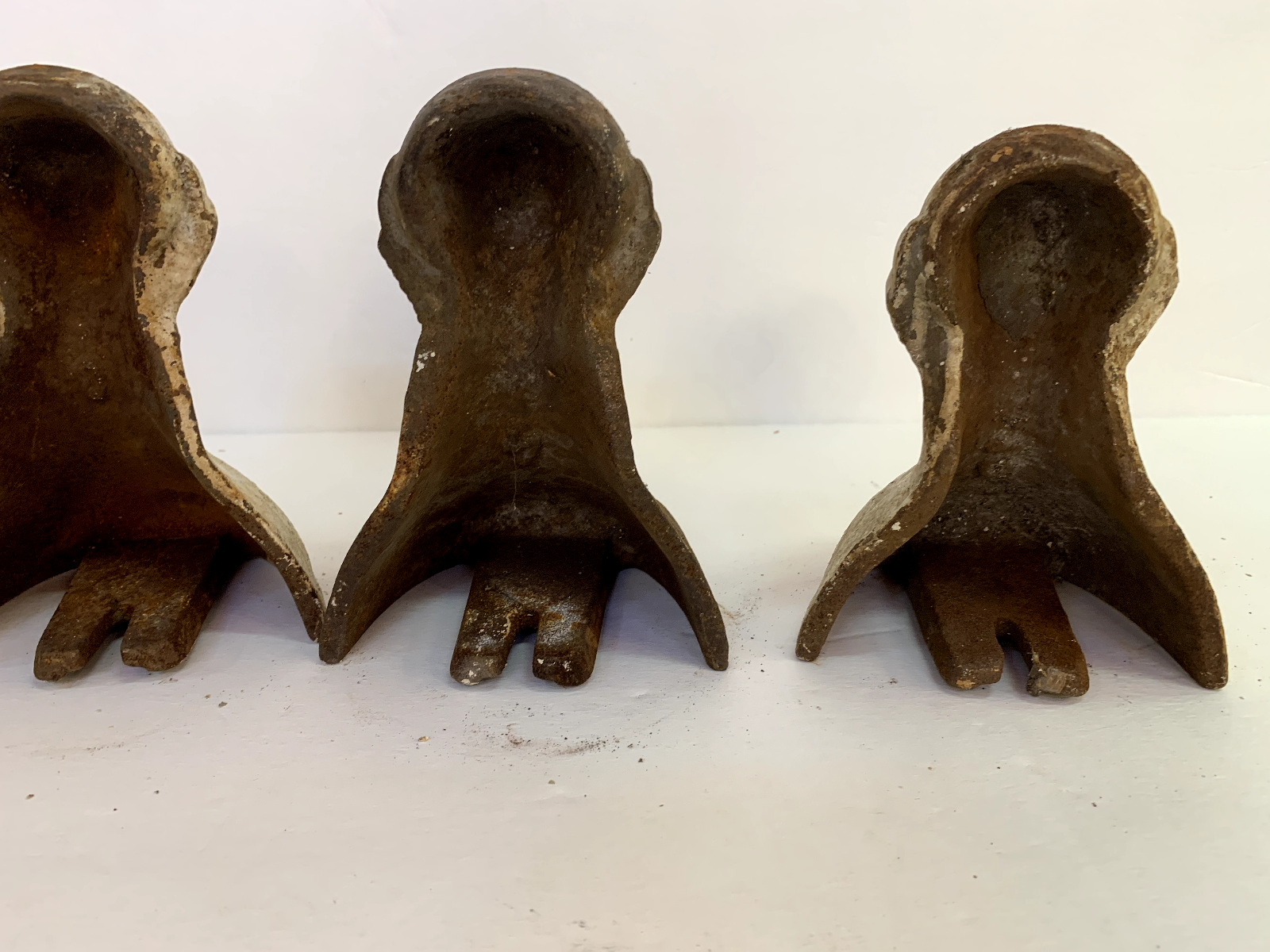 Set of 4 Antique Clawfoot Cast Iron Tub Ball Claw Bath Tub Feet Legs