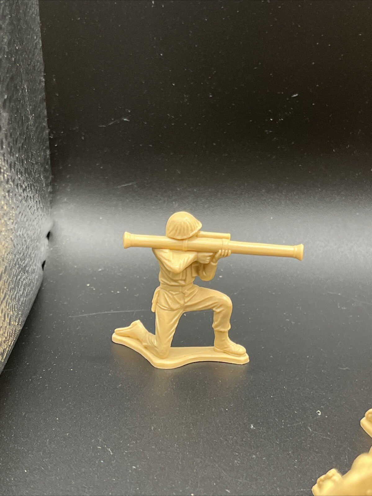 VINTAGE  19 TOY PLASTIC BEIGE ARMY SOLDIER MANY POSITION   G23