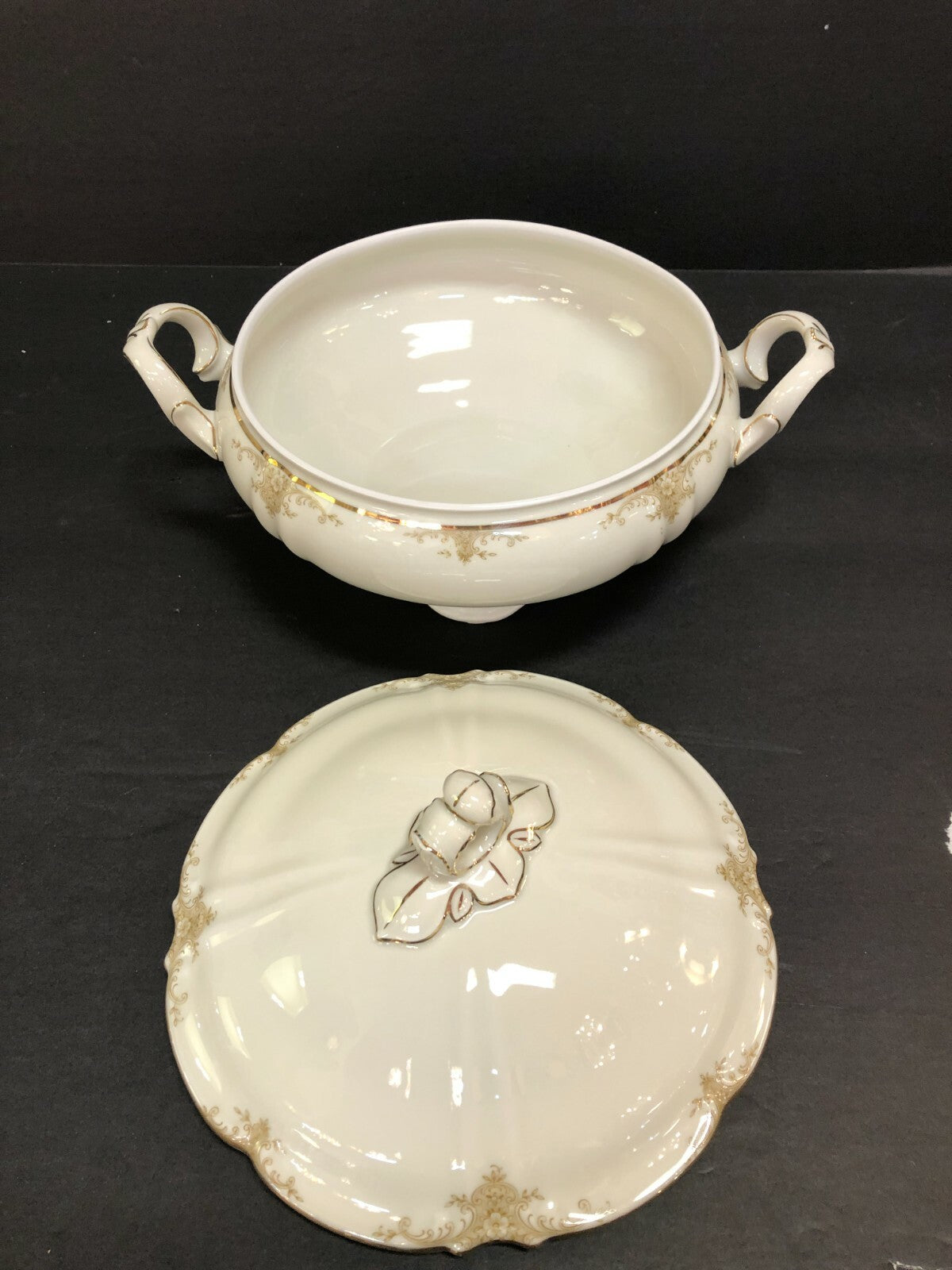 Hutschenreuther  Covered Round Serving Bowl 9" x 6 "tall w lid ivory 