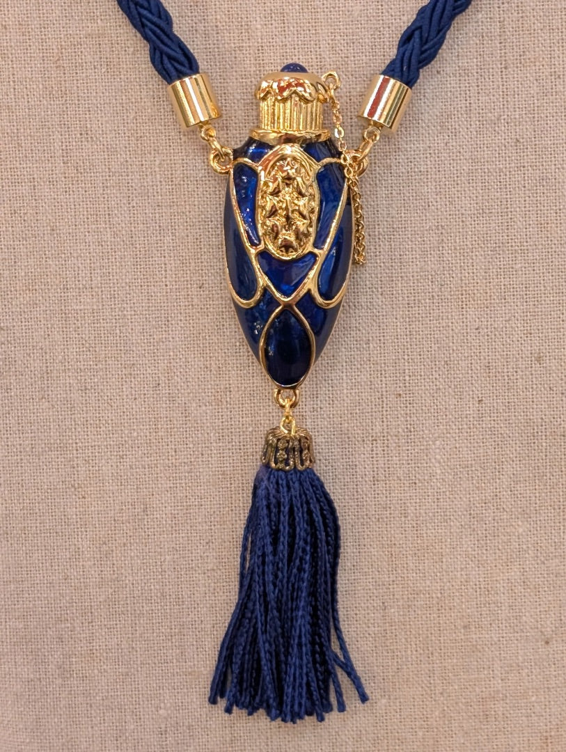 AVON 1992 Mesmerize Perfume Pendant