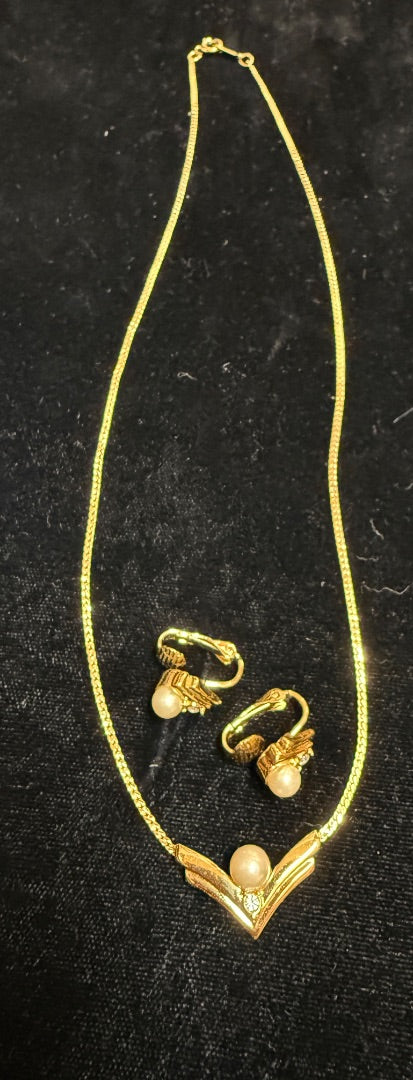 Petite Pearl Gold tone set