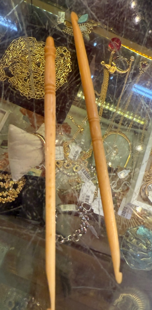 Vintage Bone and metal crochet hooks with case