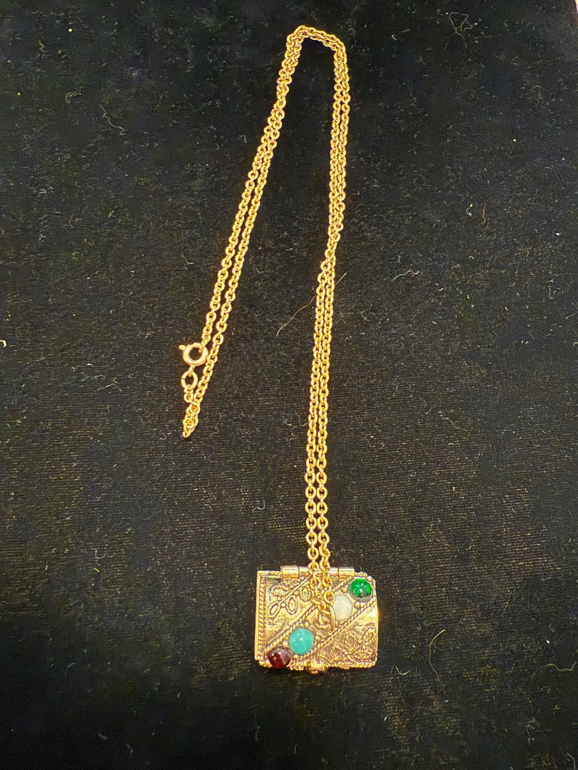 Vintage 1974 Avon Queens Ransom Pill Box Necklace