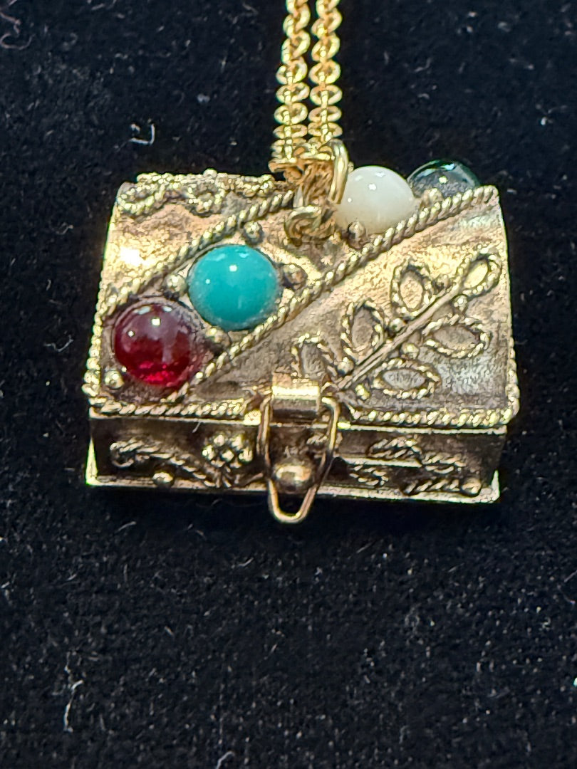 Vintage 1974 Avon Queens Ransom Pill Box Necklace