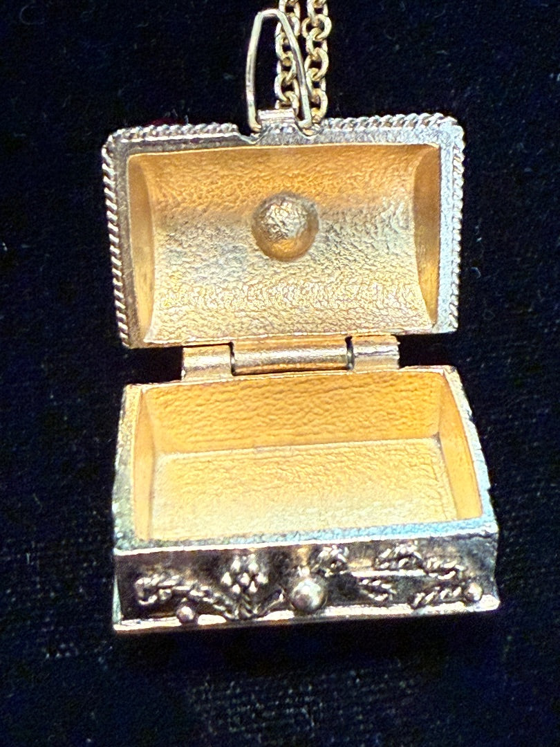 Vintage 1974 Avon Queens Ransom Pill Box Necklace