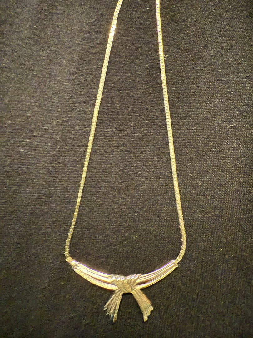 Vtg Avon silver toned necklace