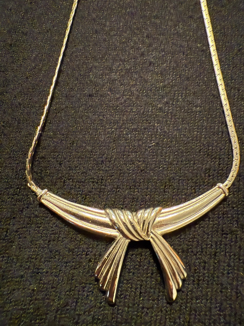 Vtg Avon silver toned necklace