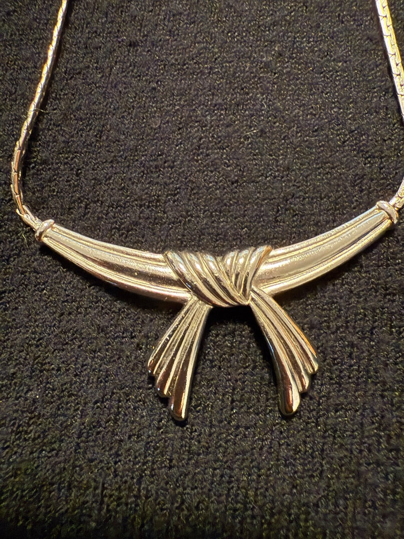 Vtg Avon silver toned necklace