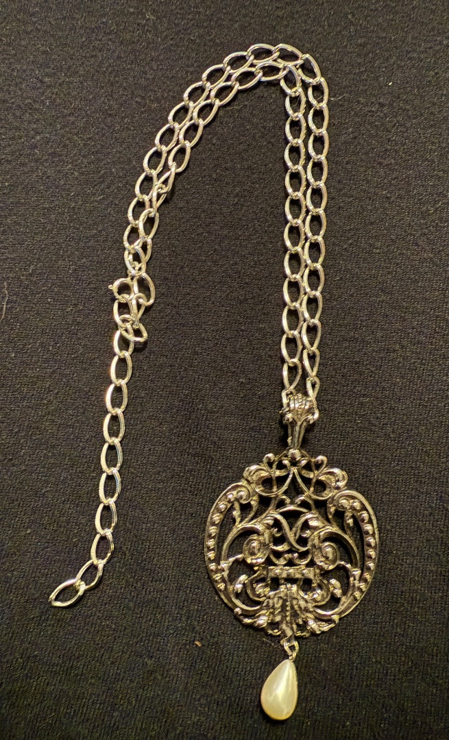 1974 Vtg Avon Silver Tone Necklace