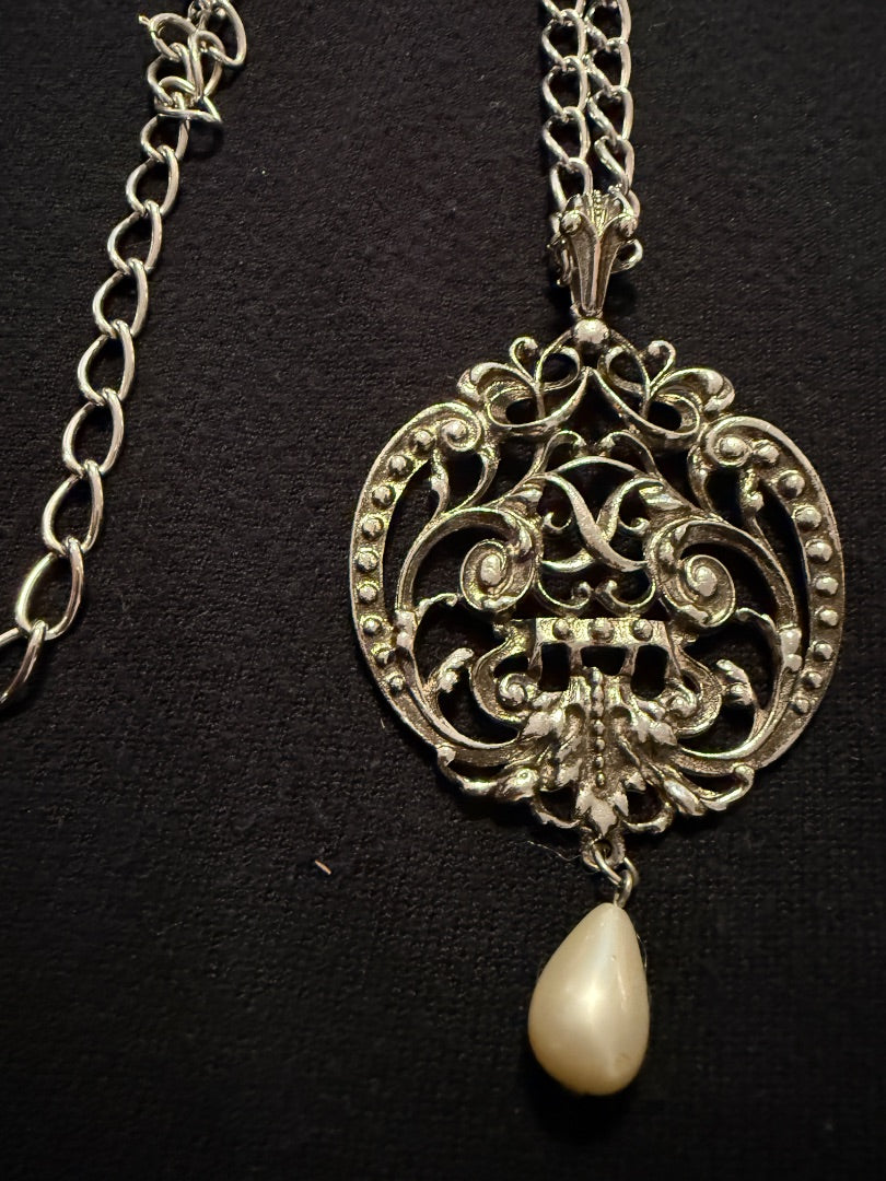1974 Vtg Avon Silver Tone Necklace