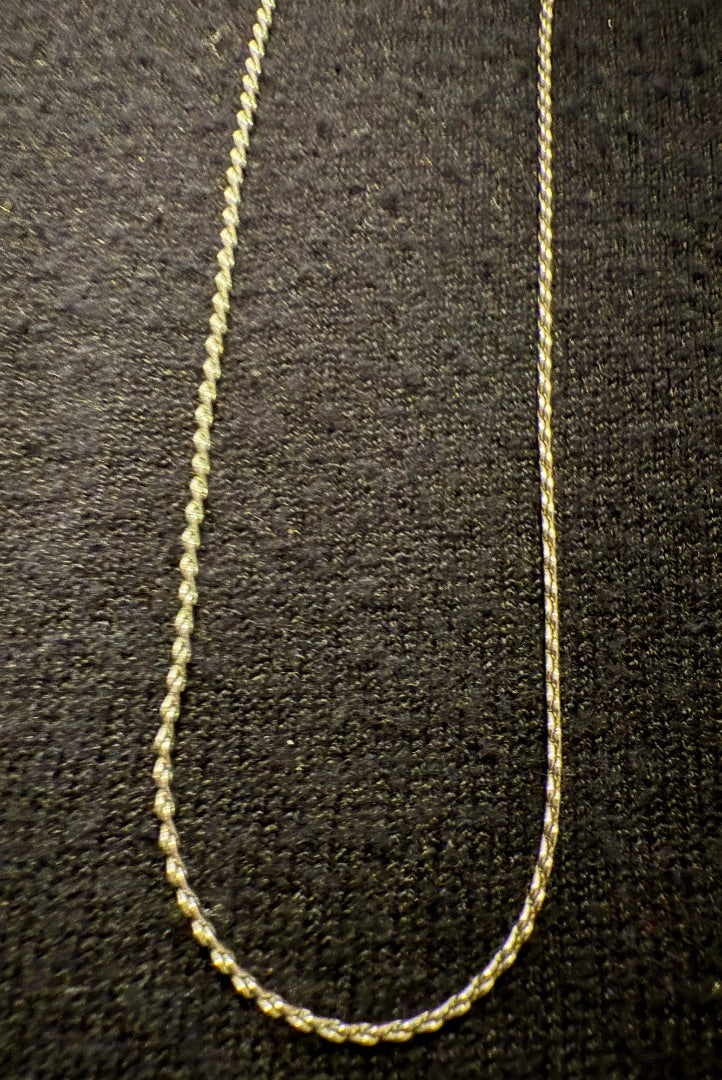 VYG Avon single strand silver toned necklace