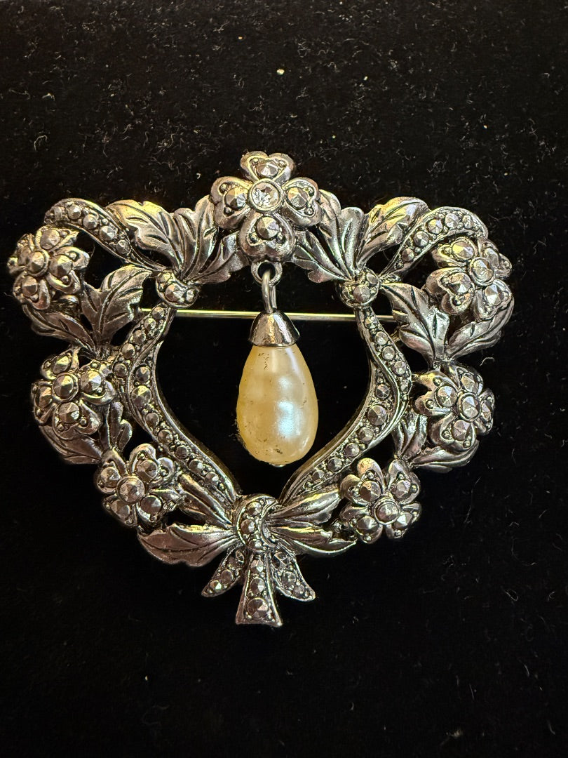 1980’s VTG Pearl Drop Brooch