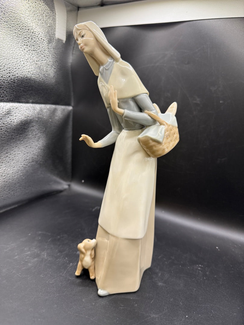 Lladro Spain Sheepheardress