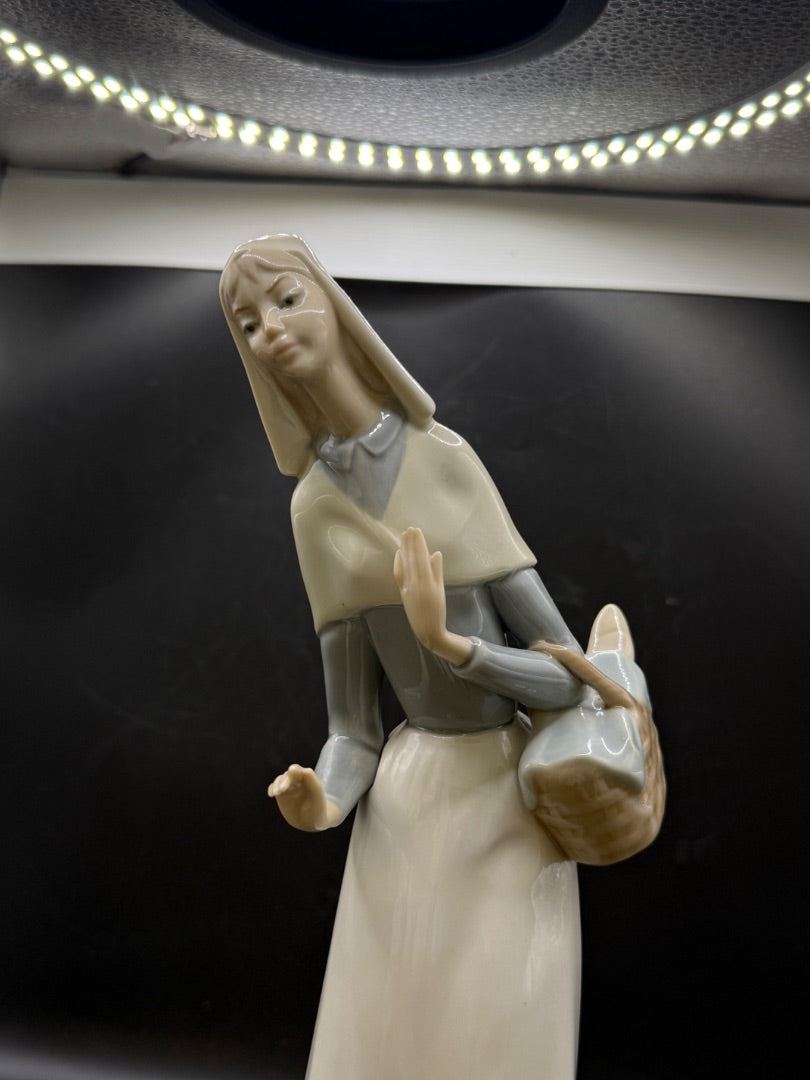 Lladro Spain Sheepheardress
