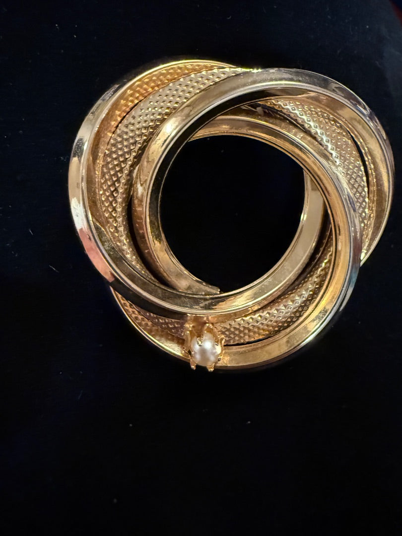 Gold Unmarked Unmarked 1970's Brooch