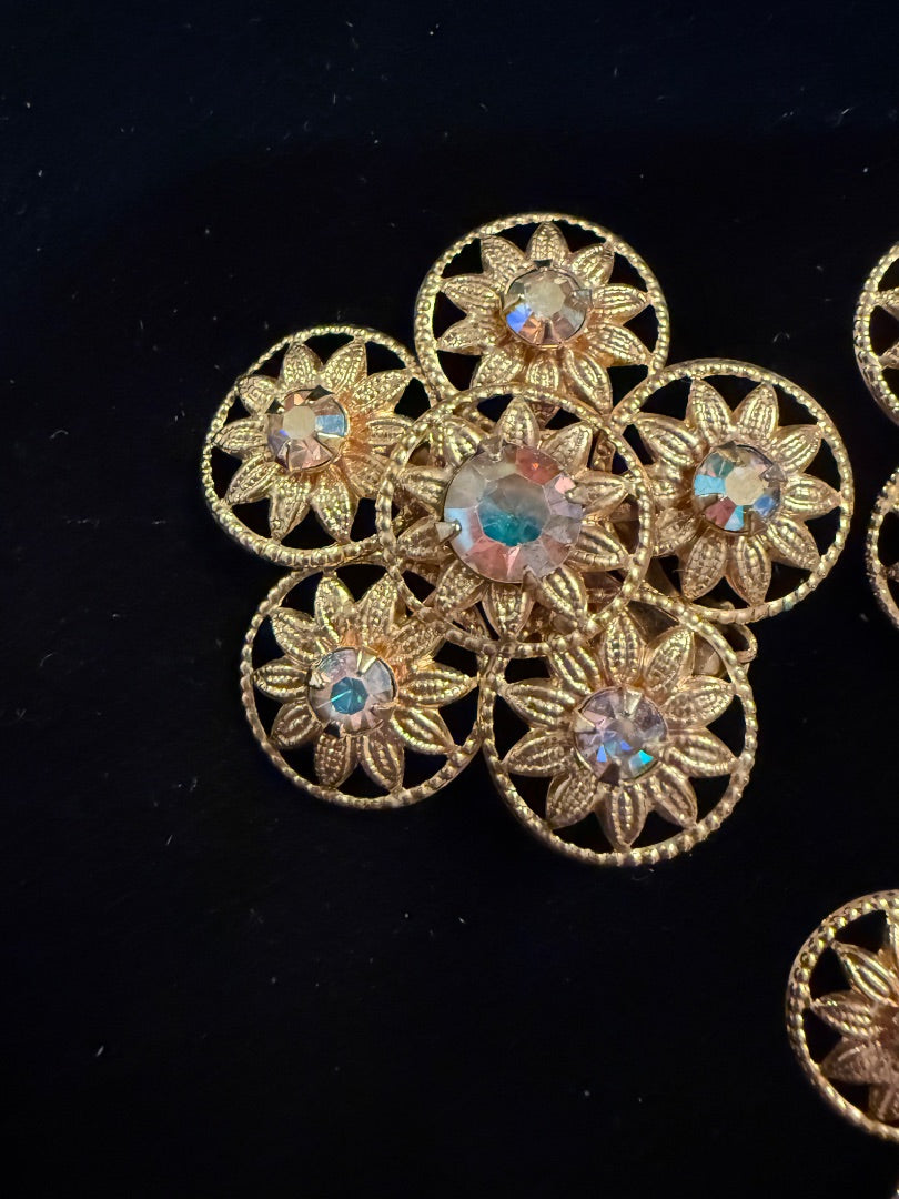 Gold  Unsigned  1970's clip earrings