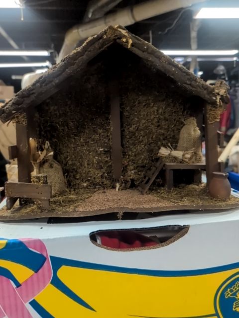 Antique nativity building (broken)