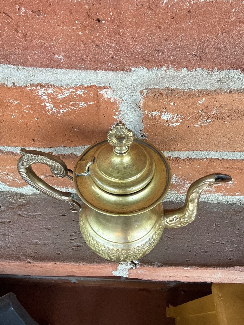 Antique Brass Tea Kettle pot. 8.5”