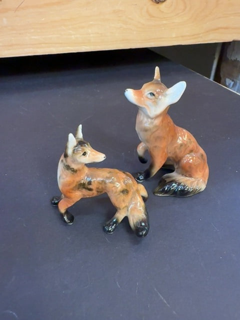 Pair of porcelain foxes (2)